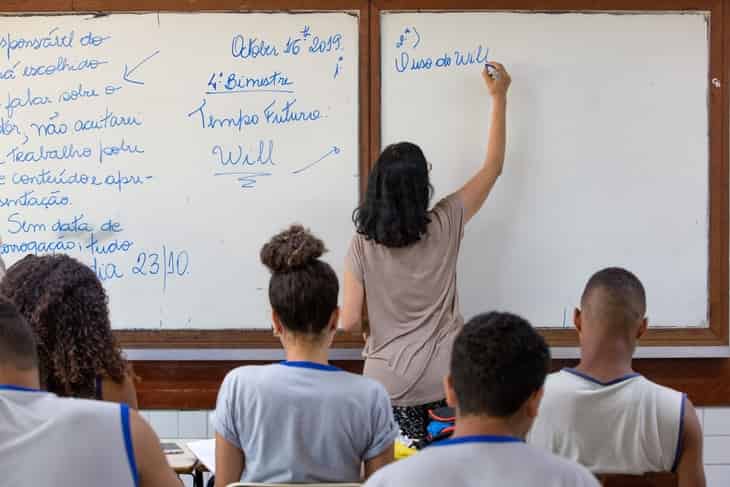 sala de aula com professora e alunos