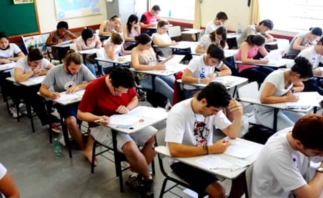 estudante fazendo provas na sala