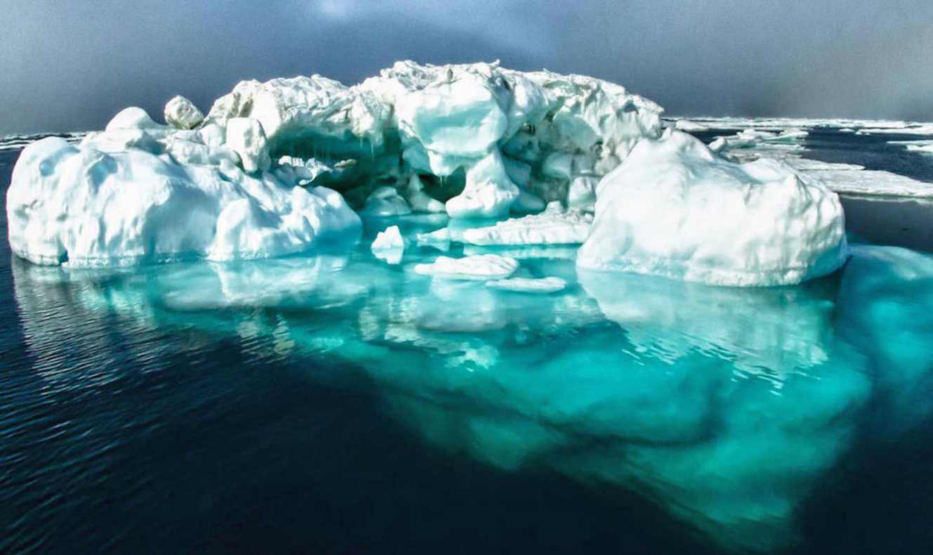 O gelo é menos denso que a água, iceberg