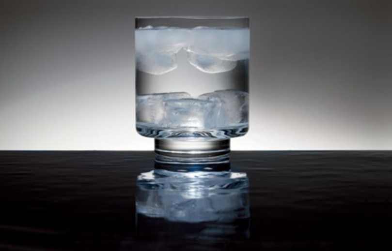 gelo pesado no fundo do copo