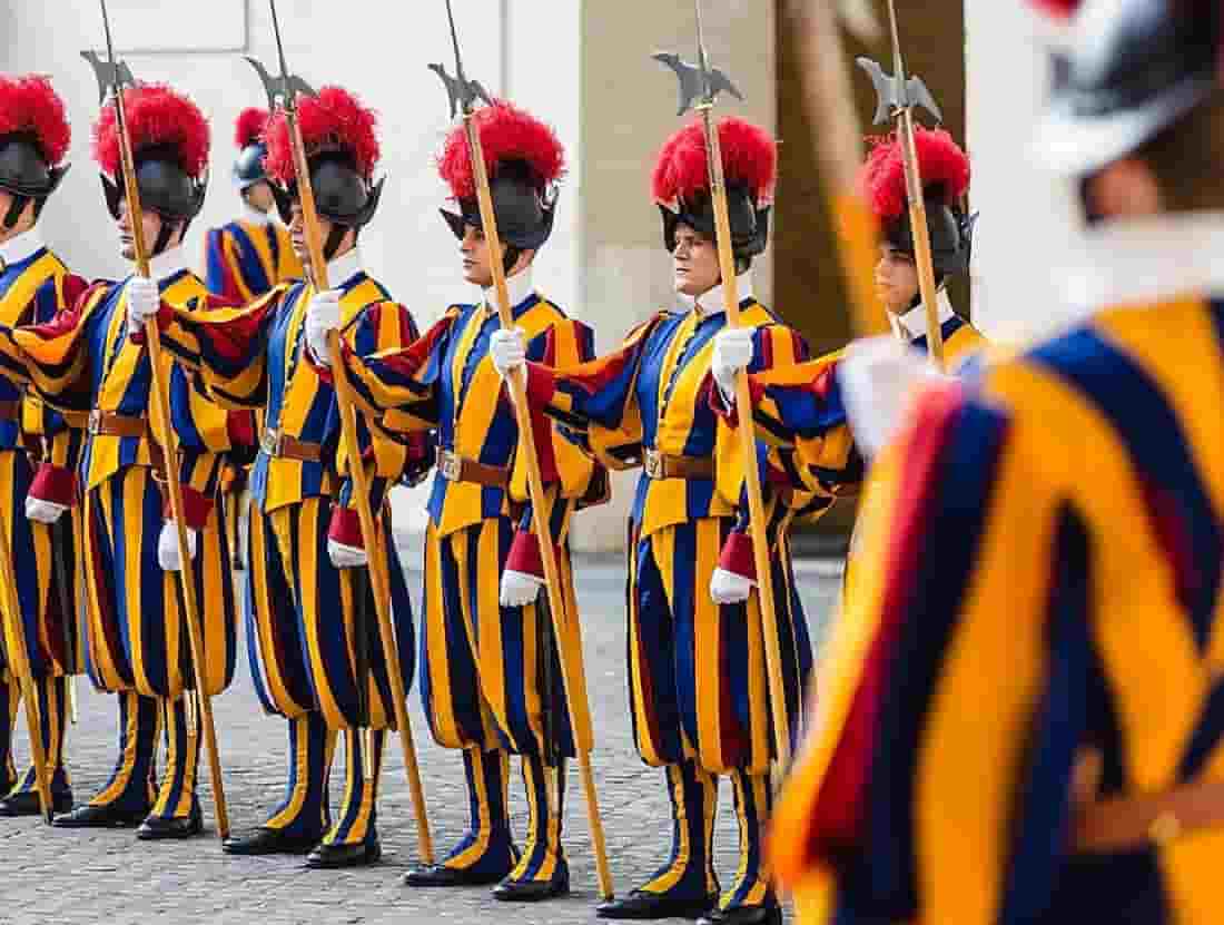 Guarda Papal Suíça uniformizada na Cidade do Vaticano