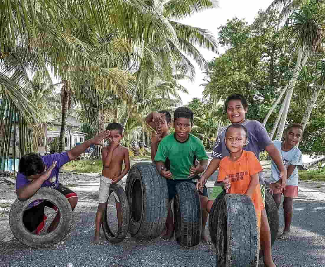 Crianças brincando na rua da ilha de Tuvalu