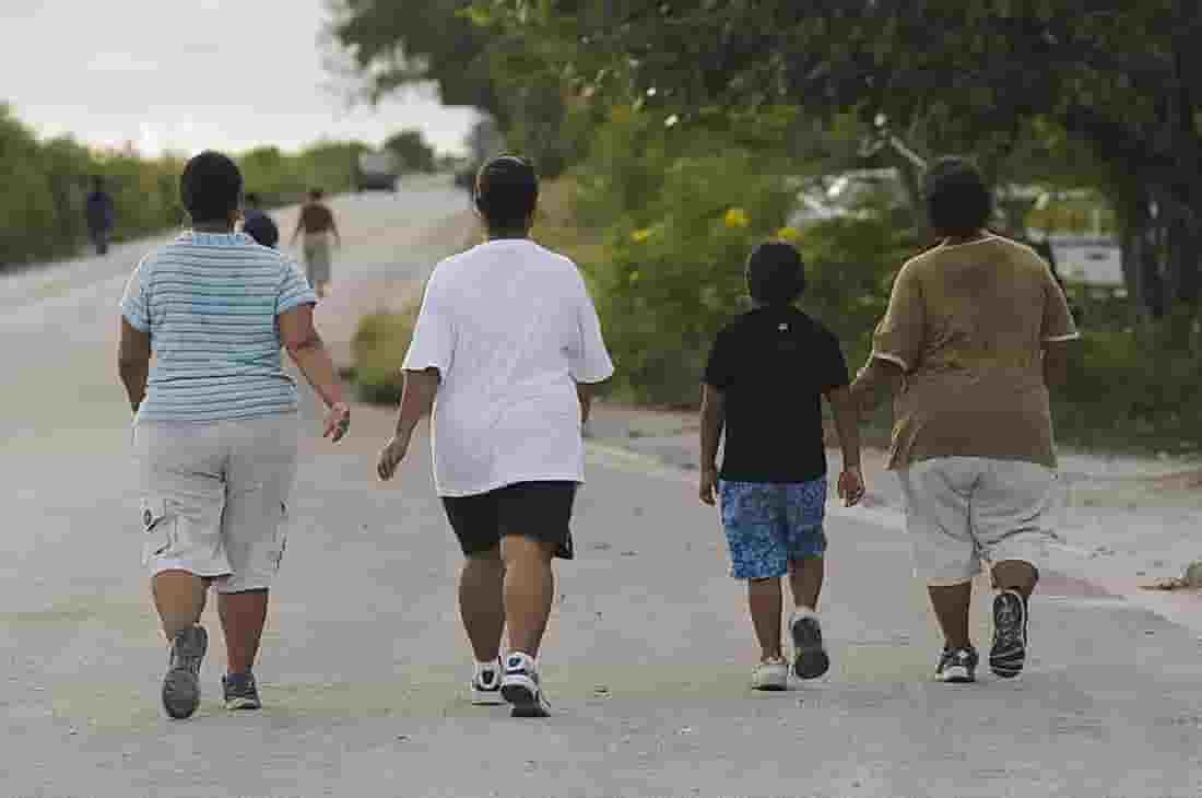 Participantes de uma caminhada contra a Diabetes em Nauru