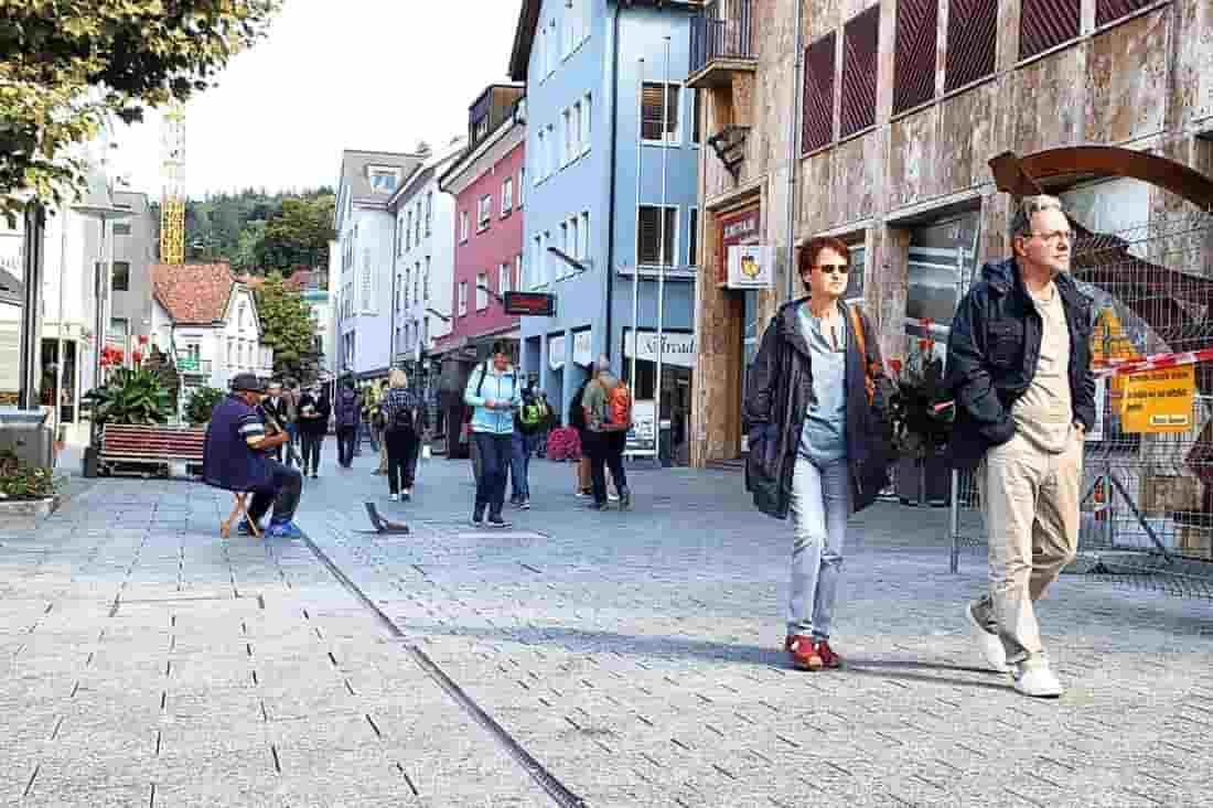 Uma rua na parte antiga da cidade de Vaduz, em Liechtenstein