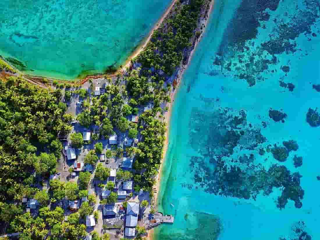 Vista panorâmica da lagoa azul-turquesa nas Ilhas Marshall.