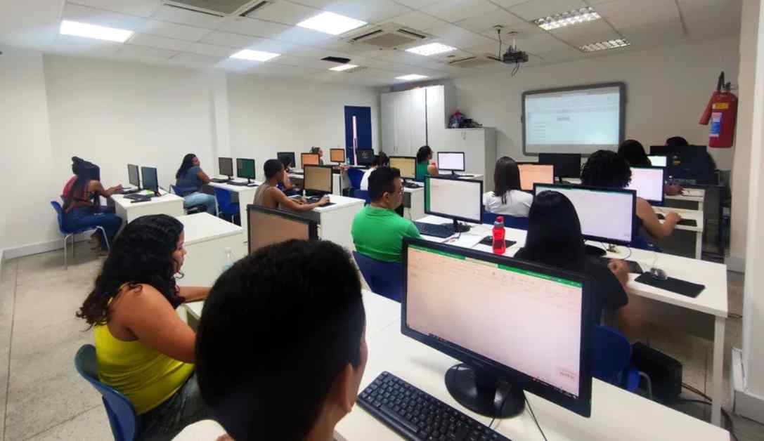 alunos na sala de aula em uma unidade de Naves do Conhecimento