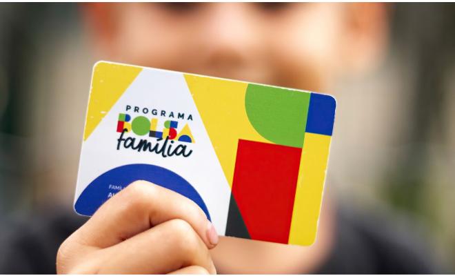 uma criança com cartão bolsa família - consultar data e valor